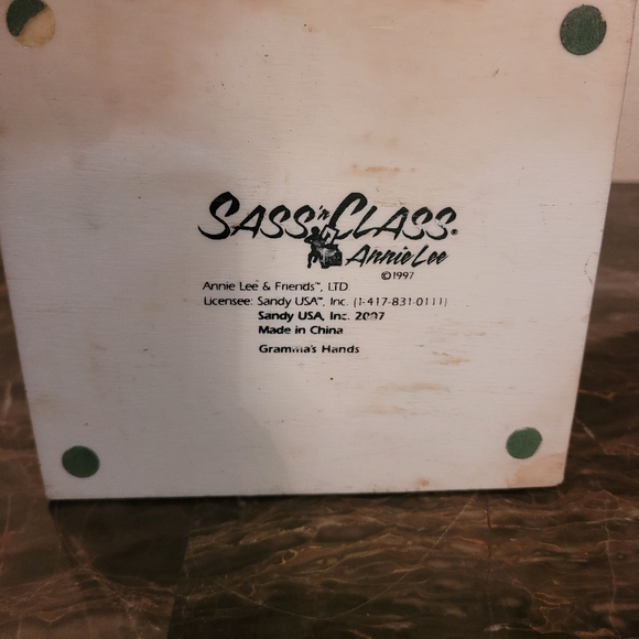 Sass n class Grandma's hands Figurine - Picture 7 of 8